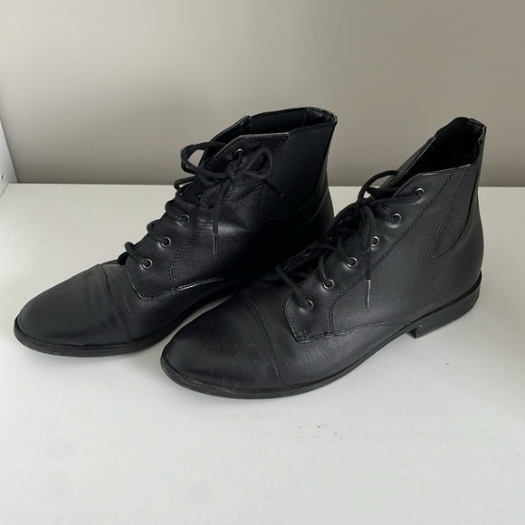 Le Chateau lace up ankle boots - Picture 2 of 4